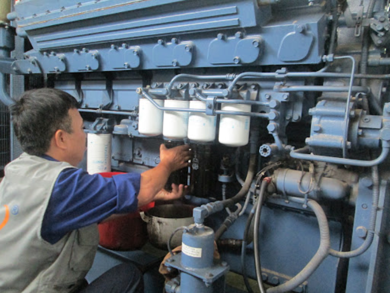 Máy phát điện xả khói đen