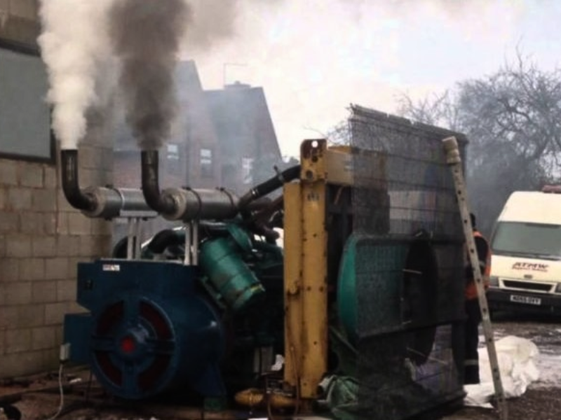 Máy phát điện xả khói đen